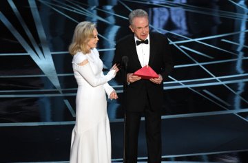 Warren Beatty and Faye Dunaway at the 2017 Oscars